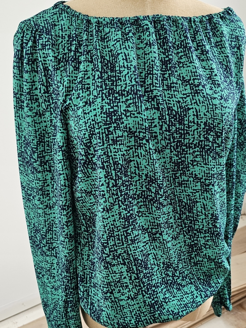 BCBGMaxAzria Green and Navy Abstract Print Top with Coral Trim